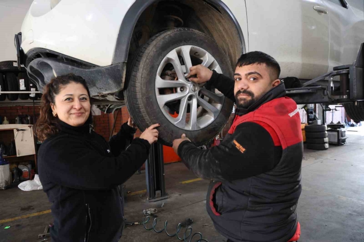 Aydın Yıllar Sonra Buz Tuttu, Oto Lastikçileri Ek Mesai Yaptı