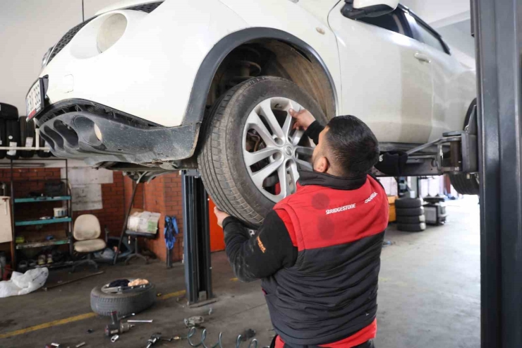 Aydın Yıllar Sonra Buz Tuttu, Oto Lastikçileri Ek Mesai Yaptı