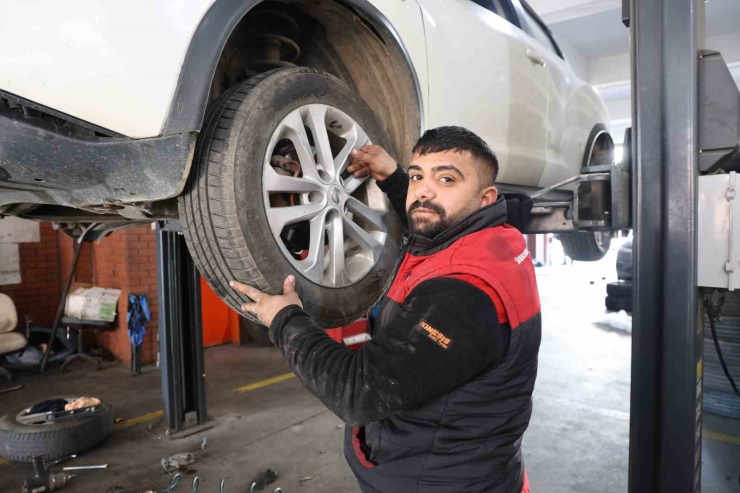 Aydın Yıllar Sonra Buz Tuttu, Oto Lastikçileri Ek Mesai Yaptı