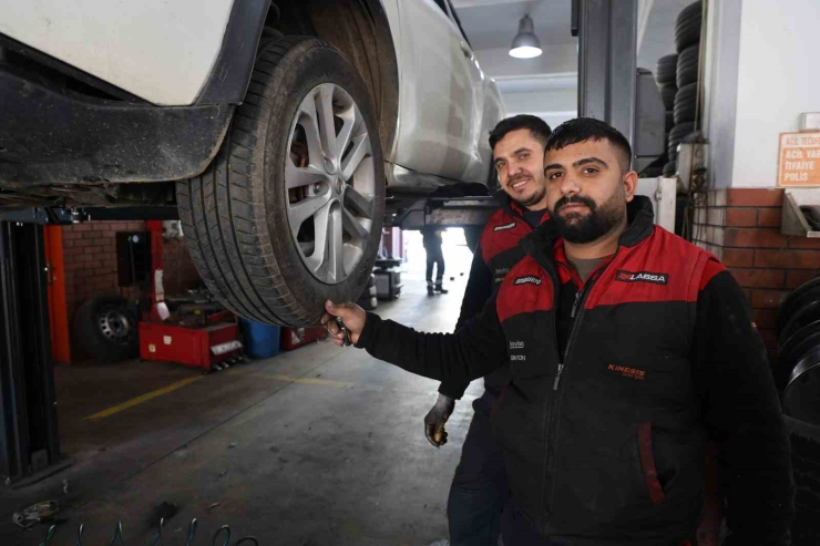 Aydın Yıllar Sonra Buz Tuttu, Oto Lastikçileri Ek Mesai Yaptı