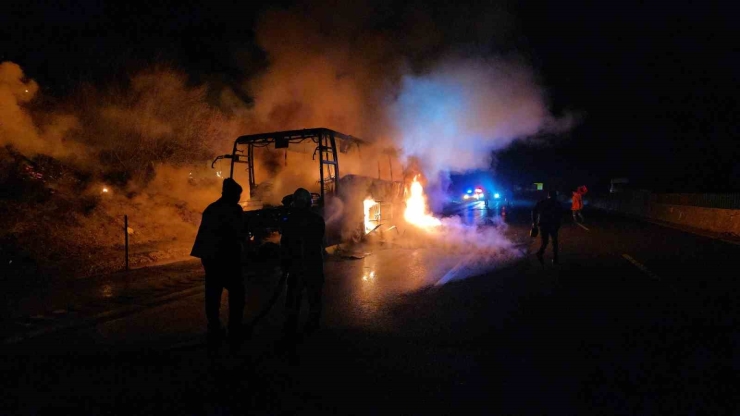 Otoyolda 39 Yolcusu Bulunan Otobüs Alev Alev Yandı