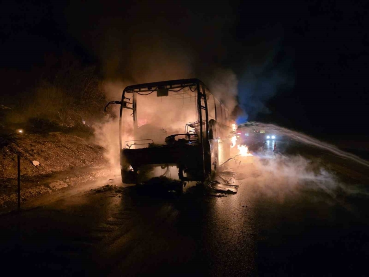 Otoyolda 39 Yolcusu Bulunan Otobüs Alev Alev Yandı