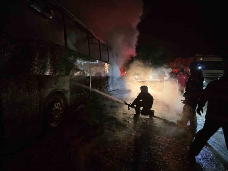 Otoyolda 39 Yolcusu Bulunan Otobüs Alev Alev Yandı