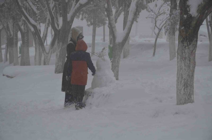Besni’de Kar Yağışı İlçeyi Beyaza Bürüdü