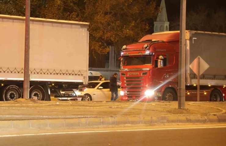 Aksaray’da Karayolundaki Kavşakta Mendil Satarak Kazanç Sağlıyor