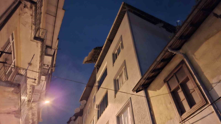 İ̇tfaiye Ve Zabıtadan Çatı Nöbeti