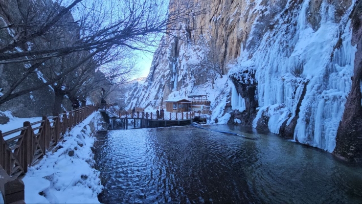 Malatya’da Gürpınar Şelalesi Buz Tuttu