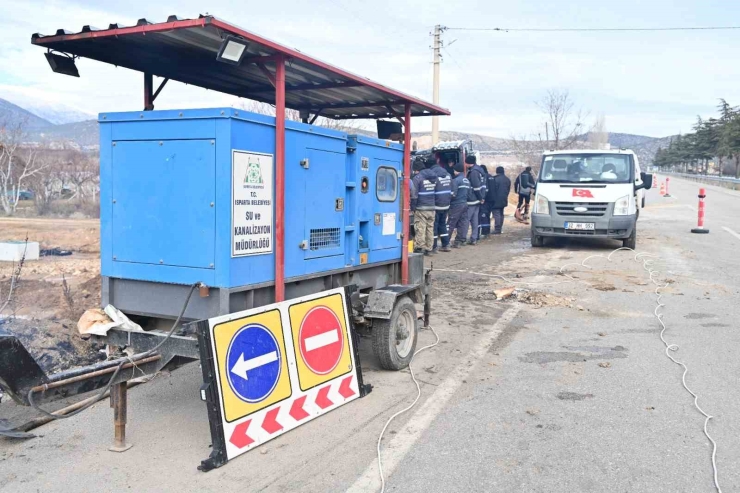 Eğirdir’den Gelen İçme Suyu Borusundaki Patlak Ekiplerce Giderildi