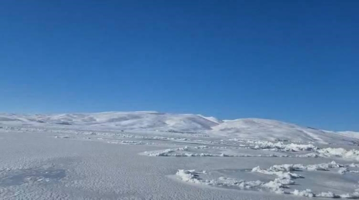 Çıldır Gölü Tamamen Dondu: Eksi 30 Dereceyle Atlı Kızak Keyfine Hazır