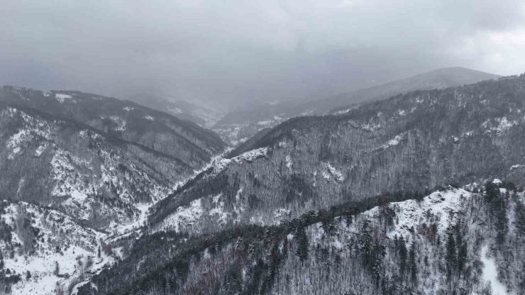 Kastamonu’da Karla Kaplanan Dağlarda Hayran Bırakan Manzaralar