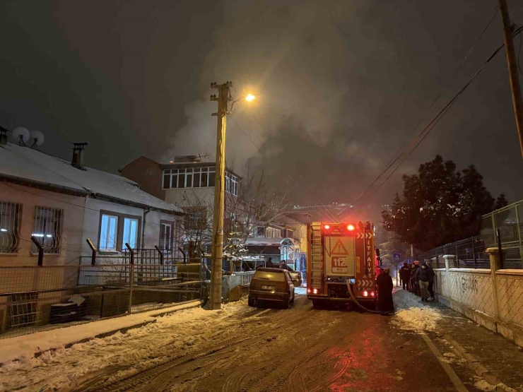 Çatıda Çıkan Yangın 2 Saatte Söndürüldü