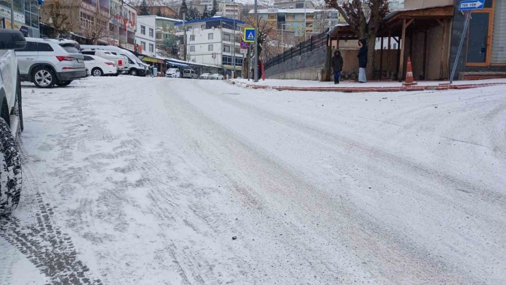 Kulp’ta Taşımalı Eğitime Kar Tatili, İlçe Merkezinde Okullar Açık