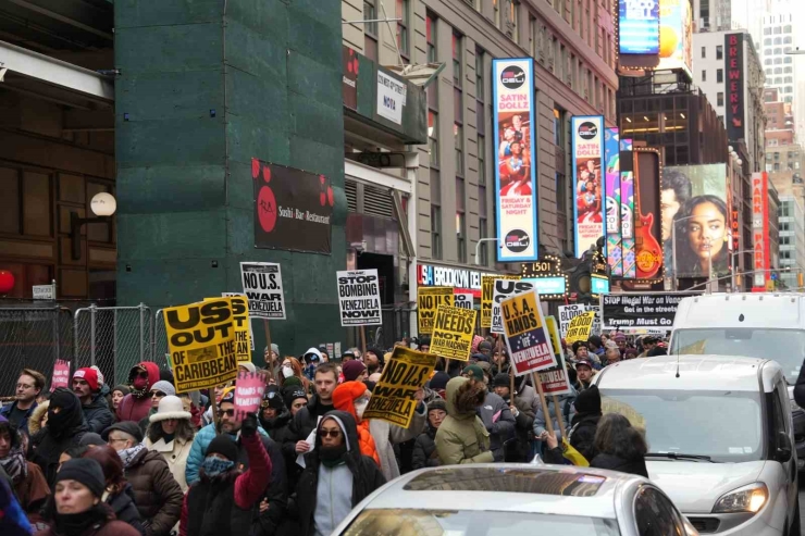 New York’ta Binlerce Kişi Venezuela İçin Yürüdü