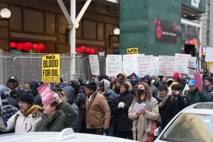 New York’ta Binlerce Kişi Venezuela İçin Yürüdü