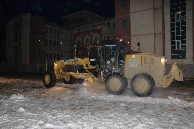 Okullarda Kar Temizliği Yapılıyor