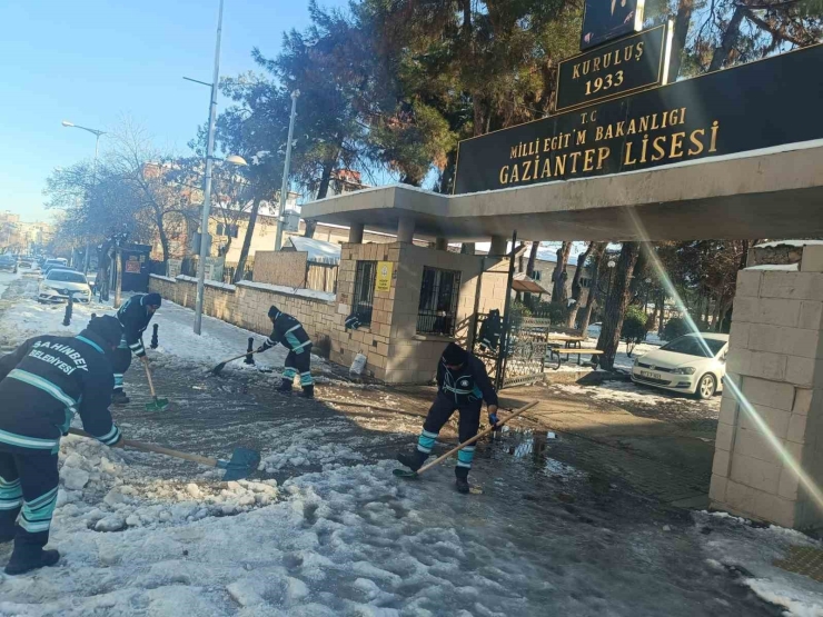 Şahinbey Belediyesi Okul Etraflarını Ve Yollarını Temizledi