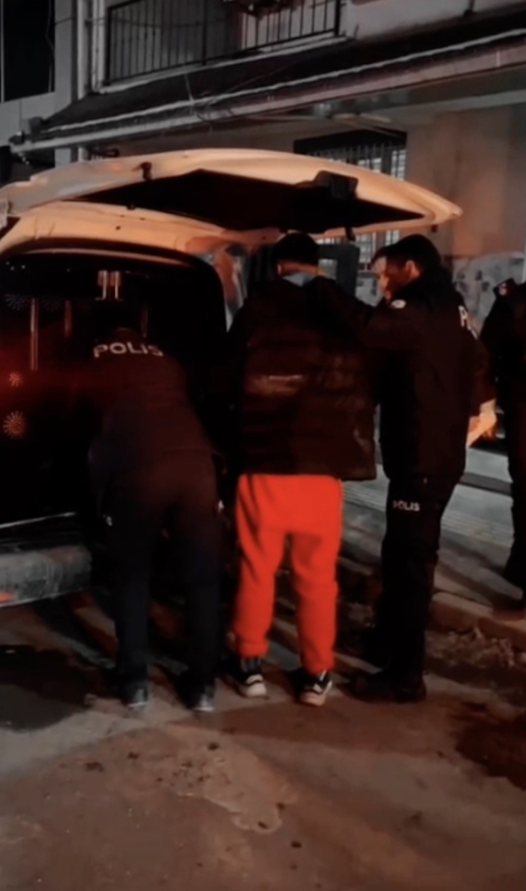 Çatılardan Atlayarak İzini Kaybettirmeye Çalıştı, Polis Ekiplerinden Kaçamadı