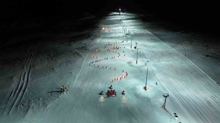 Sivas Yıldız Dağı’nda Kayak Sezonu Halaylarla Başladı