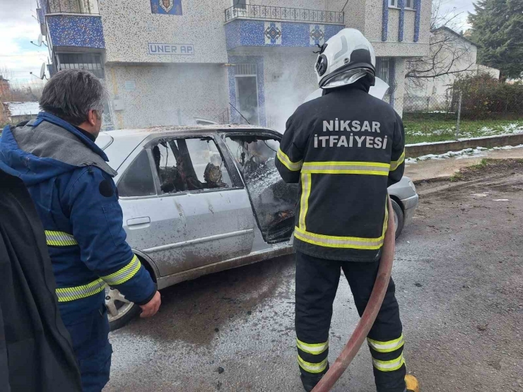Park Halindeki Araç Yanarak Hurdaya Döndü