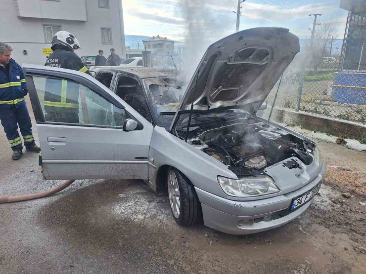 Park Halindeki Araç Yanarak Hurdaya Döndü