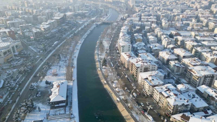 Tokat’ta Son Yüzyılın En Sert Ocak Ayı Yaşandı: Yeşilırmak’ın Yüzeyi Dondu