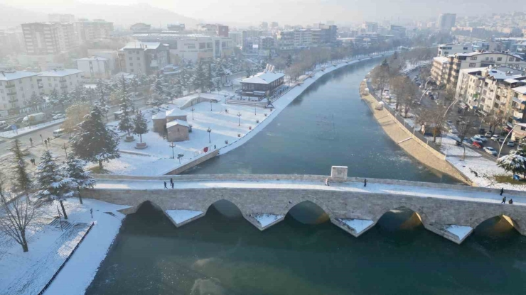 Tokat’ta Son Yüzyılın En Sert Ocak Ayı Yaşandı: Yeşilırmak’ın Yüzeyi Dondu