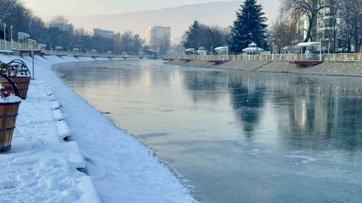 Tokat’ta Son Yüzyılın En Sert Ocak Ayı Yaşandı: Yeşilırmak’ın Yüzeyi Dondu