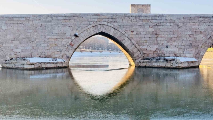 Tokat’ta Son Yüzyılın En Sert Ocak Ayı Yaşandı: Yeşilırmak’ın Yüzeyi Dondu