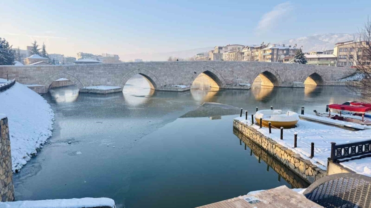 Tokat’ta Son Yüzyılın En Sert Ocak Ayı Yaşandı: Yeşilırmak’ın Yüzeyi Dondu