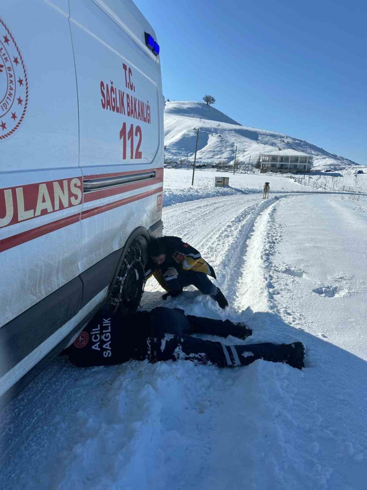 1 Kilometrelik Yolu Yürüyerek Hastaya Ulaştılar