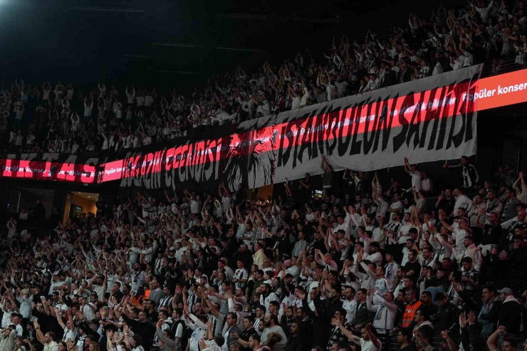 Beşiktaş - Fenerbahçe Derbisine Tribün Olayları Nedeniyle Ara Verildi