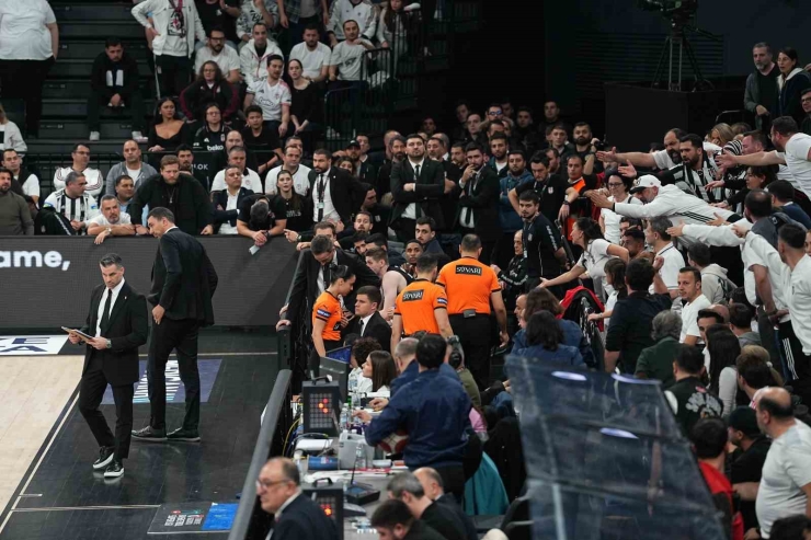 Beşiktaş - Fenerbahçe Derbisine Tribün Olayları Nedeniyle Ara Verildi