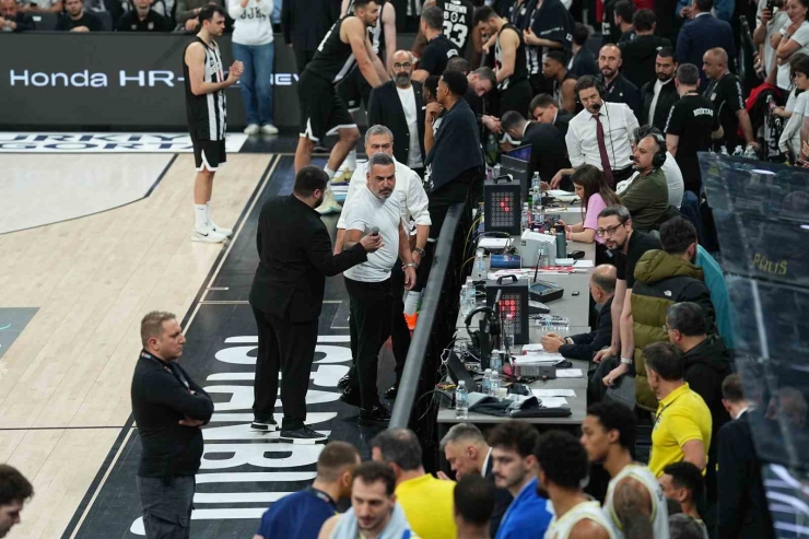 Beşiktaş - Fenerbahçe Derbisine Tribün Olayları Nedeniyle Ara Verildi