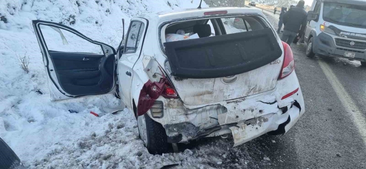 Kayan Otomobil, Yol Kenarındaki Araca Çarptı