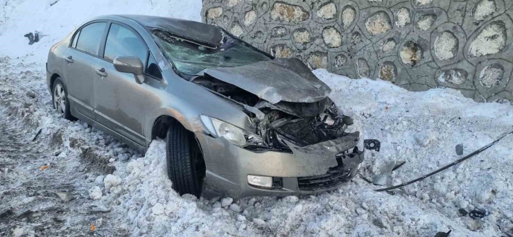 Kayan Otomobil, Yol Kenarındaki Araca Çarptı