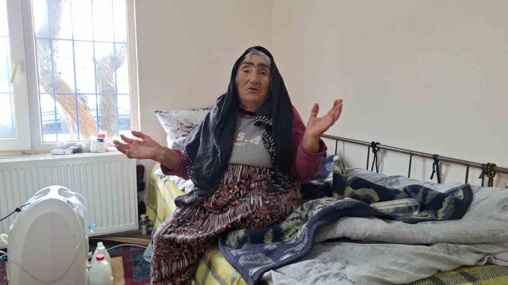 Yaşlı Kadın Engelli Oğluna 61 Yıldır ‘bebek’ Gibi Bakıyor: Azmiyle Örnek Oluyor