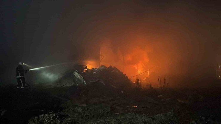 Alanya’da Klima Deposu Alevlere Teslim Oldu