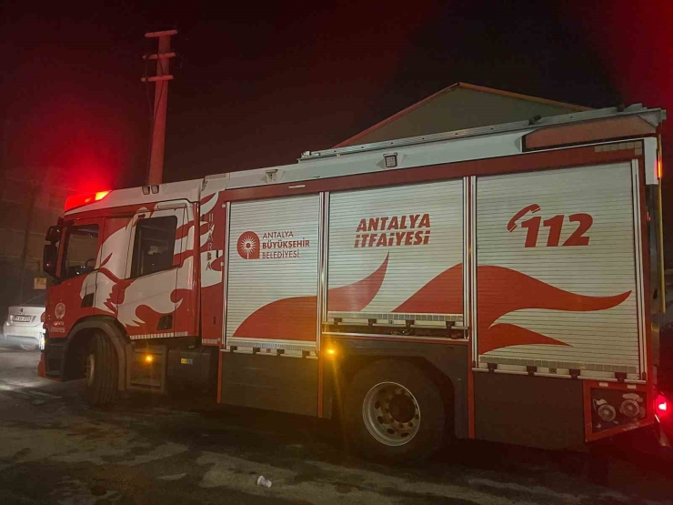 Alanya’da Klima Deposu Alevlere Teslim Oldu