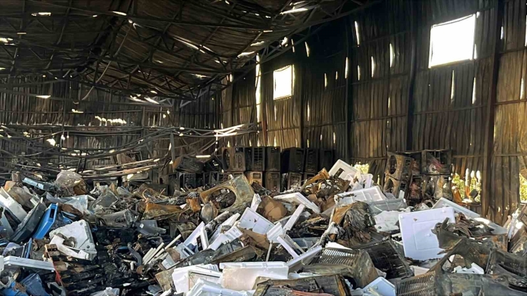 Alanya’da Klima Deposundaki Yangının Boyutu Gün Aydınlanınca Ortaya Çıktı