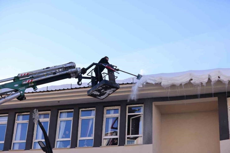Bingöl’de Buz Sarkıtları İtfaiye Ekiplerince Temizlendi