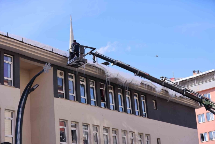 Bingöl’de Buz Sarkıtları İtfaiye Ekiplerince Temizlendi