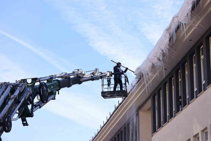 Bingöl’de Buz Sarkıtları İtfaiye Ekiplerince Temizlendi
