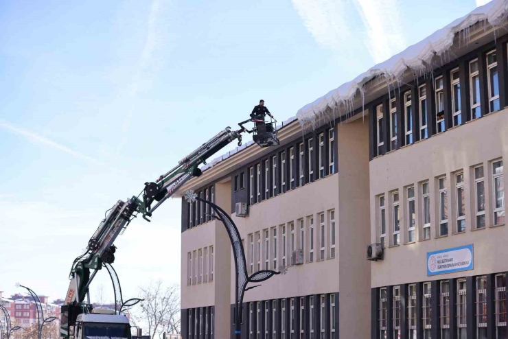 Bingöl’de Buz Sarkıtları İtfaiye Ekiplerince Temizlendi