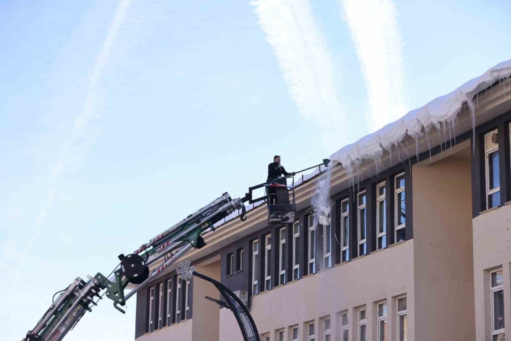 Bingöl’de Buz Sarkıtları İtfaiye Ekiplerince Temizlendi