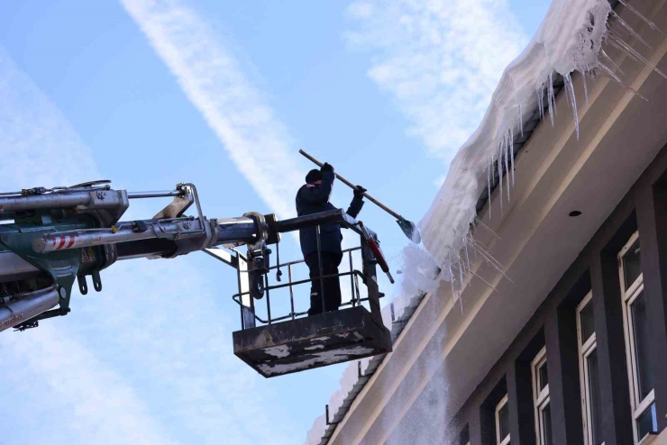 Bingöl’de Buz Sarkıtları İtfaiye Ekiplerince Temizlendi