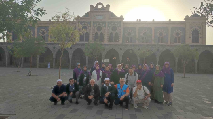 Denizli Umre Kafilesi Medine’de Manevi Dolu Bir Gün Yaşadı