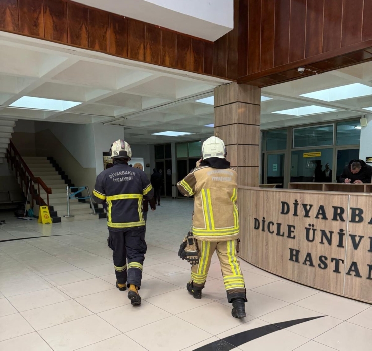 Dicle Üniversitesi’ndeki Polikliniklerde Çıkan Yangın İtfaiye Tarafından Söndürüldü
