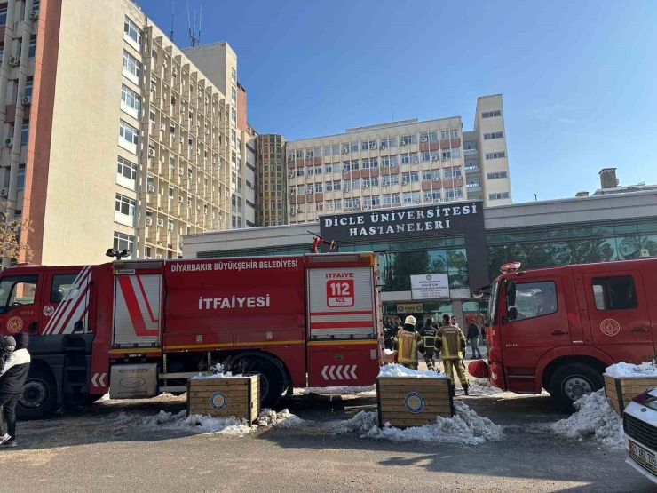 Dicle Üniversitesi’ndeki Polikliniklerde Çıkan Yangın İtfaiye Tarafından Söndürüldü