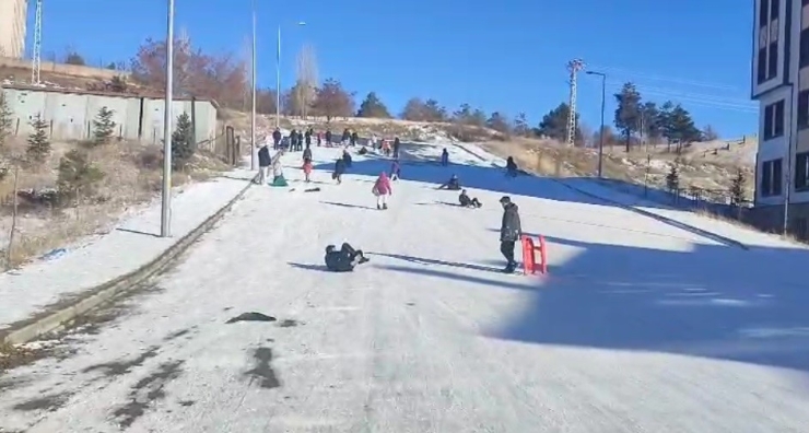 Erzincan’da Dondurucu Soğuğa Rağmen Çocukların Kızak Sevinci