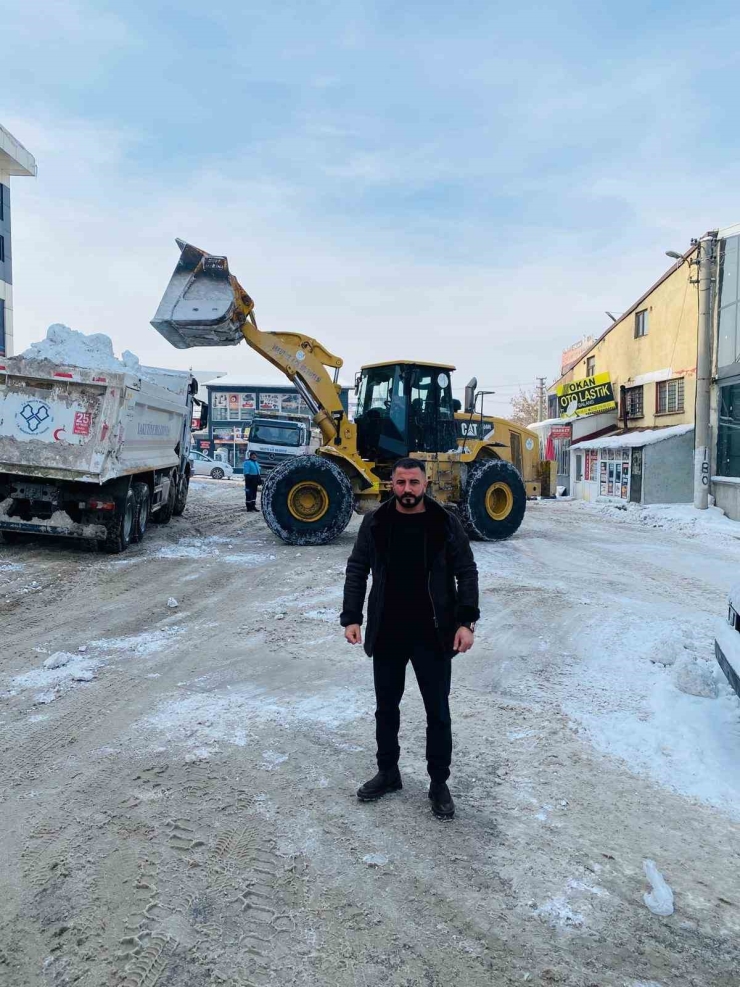 Emre Akdoğan Sahada, Esnaf Rahatta: Sanayide Kar Engeli Aşıldı